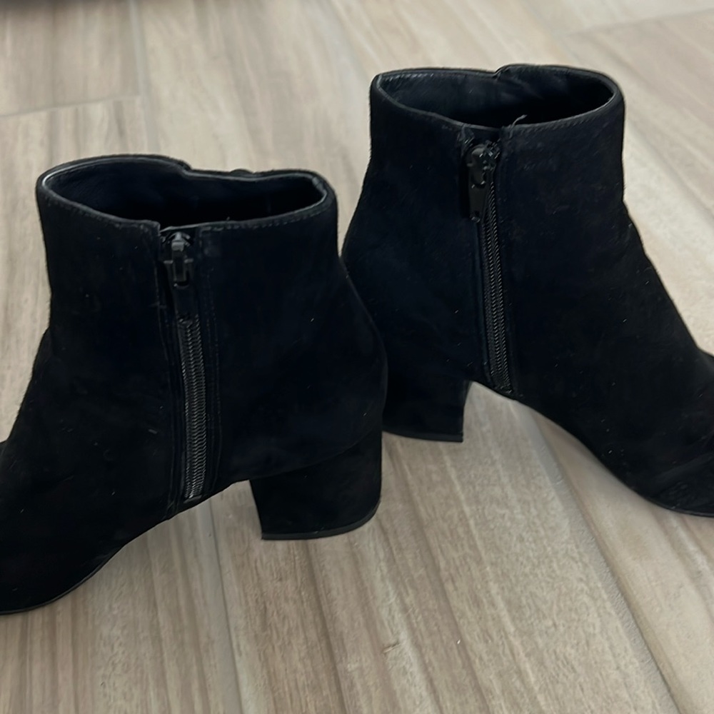 Women’ black suede bootie’s.